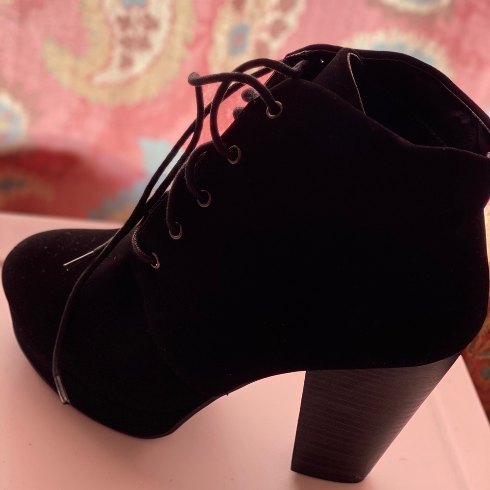 Ankle boots never been worn.